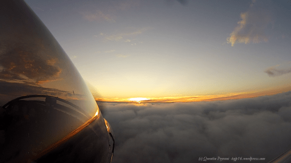 Une assiette de chantilly et sa boule de glace aux fruits de la passion