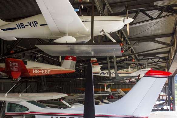 Une multitude d'avions dans le hangars